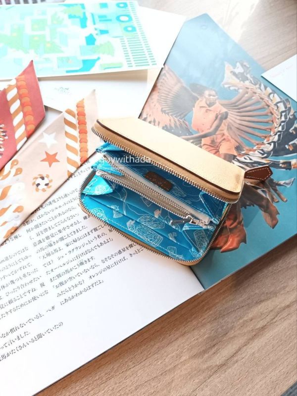 HERMES SILK IN 絲巾短夾 太妃焦糖色 EV皮 內裡淺藍牛仔印花 buywithada,france,全球代購,歐洲,exquisite,quality goods,posh,fancy,luxurious