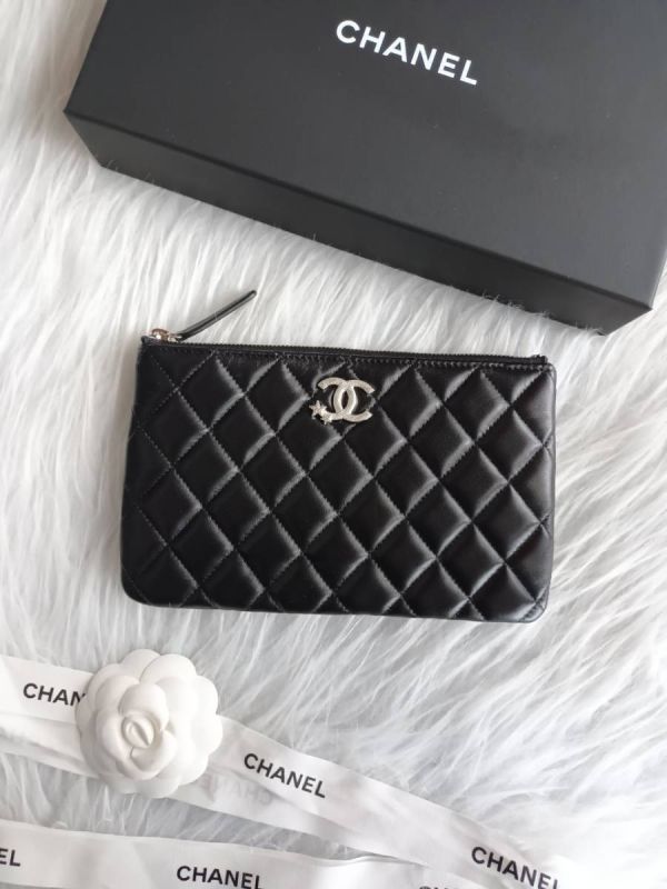 CHANEL 24限量 雙c流星LOGO 一字拉鍊手拿包 中號 黑羊銀釦 buywithada,france,全球代購,歐洲,exquisite,quality goods,posh,fancy,luxurious