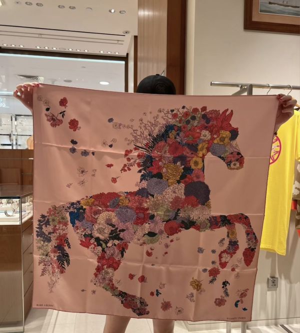 HERMES 絲巾 粉色 輕揚花衣 90*90 buywithada,france,全球代購,歐洲,exquisite,quality goods,posh,fancy,luxurious