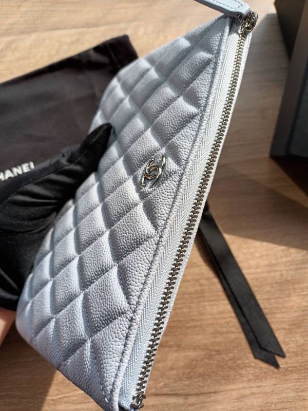CHANEL 24P 藍灰色荔枝手拿包 中號 