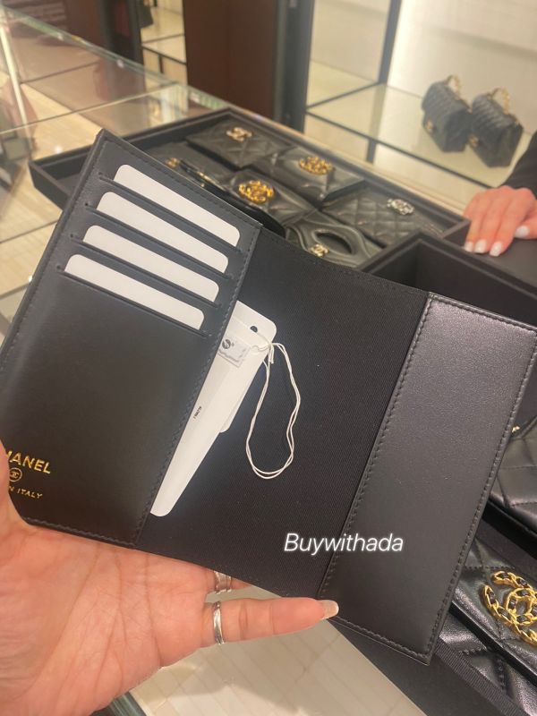 CHANEL 水鑽CC LOGO 護照夾 黑荔枝皮 buywithada,france,全球代購,歐洲,exquisite,quality goods,posh,fancy,luxurious