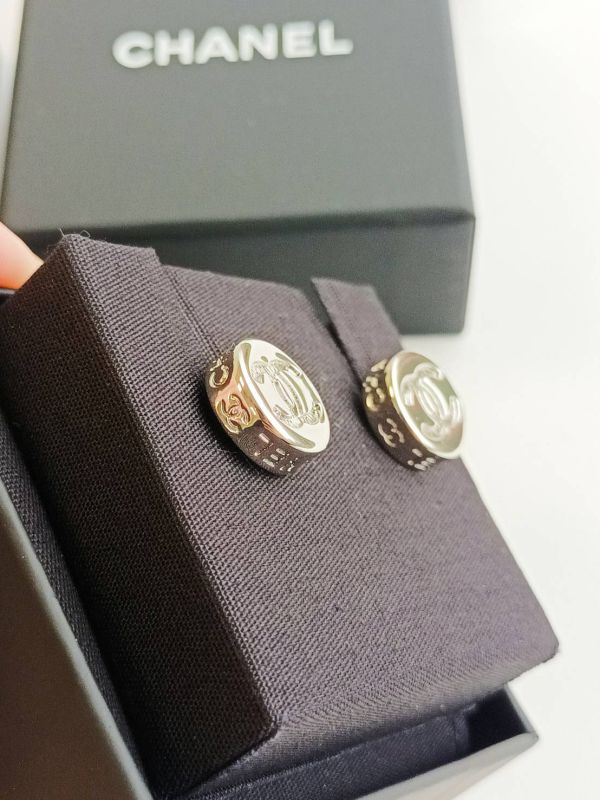 CHANEL 25C 最新款 圓餅鈕扣耳環 淡金/銀 buywithada,france,全球代購,歐洲,exquisite,quality goods,posh,fancy,luxurious