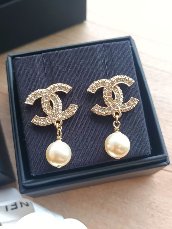 CHANEL 經典珍珠 雙C水鑽款 LOGO耳環  現貨 buywithada,france,全球代購,歐洲,exquisite,quality goods,posh,fancy,luxurious