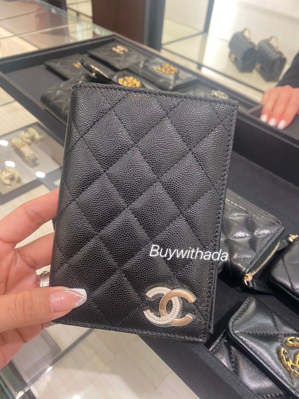 CHANEL 水鑽CC LOGO 護照夾 黑荔枝皮 buywithada,france,全球代購,歐洲,exquisite,quality goods,posh,fancy,luxurious