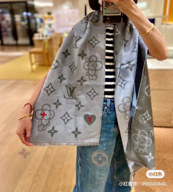 LV vivienne 限量版圍巾灰色有紅字 buywithada,france,全球代購,歐洲,exquisite,quality goods,posh,fancy,luxurious