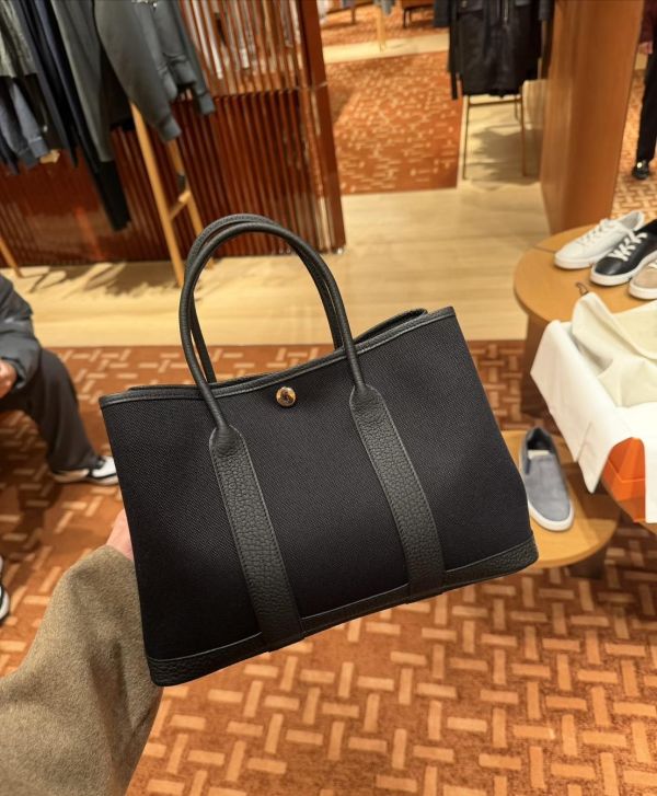 Hermès Garden Party30 黑銀帆布 代購,精品,ADA商店,網路商城,預約面交,buywithada,france,全球代購,歐洲,hermes,CHANEL,celine,lv,balenciaga,香奈兒,愛馬仕,路易威登,巴黎世家,VCA,CHROME HEARTS,克羅心,梵克雅寶,勾雅,高雅德,GOYARD