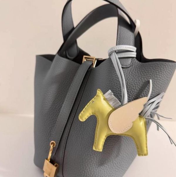 Hermes 嫩芽黃小飛馬 現貨甜甜 代購,精品,ADA商店,網路商城,預約面交,buywithada,france,全球代購,歐洲,hermes,CHANEL,celine,lv,balenciaga,香奈兒,愛馬仕,路易威登,巴黎世家,VCA,CHROME HEARTS,克羅心,梵克雅寶,勾雅,高雅德,GOYARD