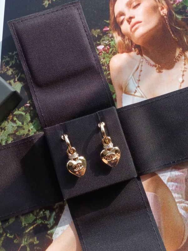 CHANEL 24P 金色愛心水鑽耳墜 全新現貨 buywithada,france,全球代購,歐洲,exquisite,quality goods,posh,fancy,luxurious