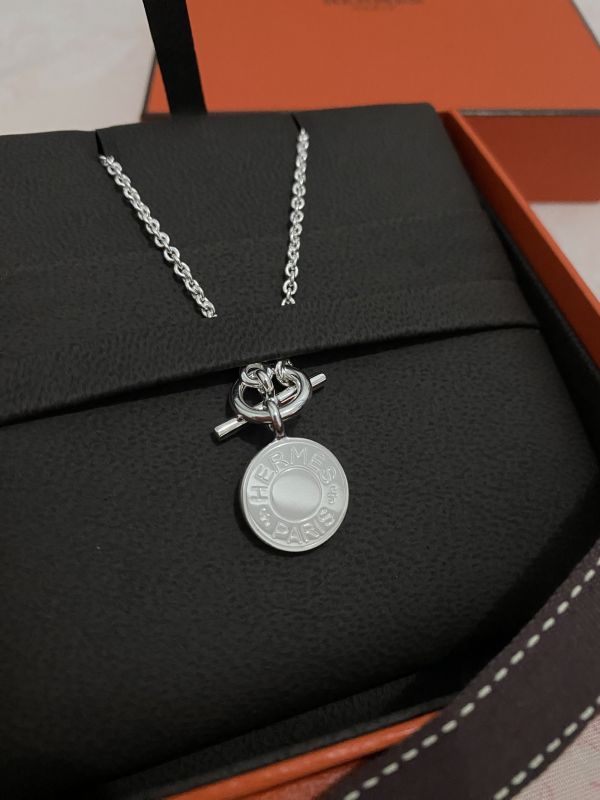 HERMES 純銀圓牌LOGO項鍊 buywithada,france,全球代購,歐洲,exquisite,quality goods,posh,fancy,luxurious
