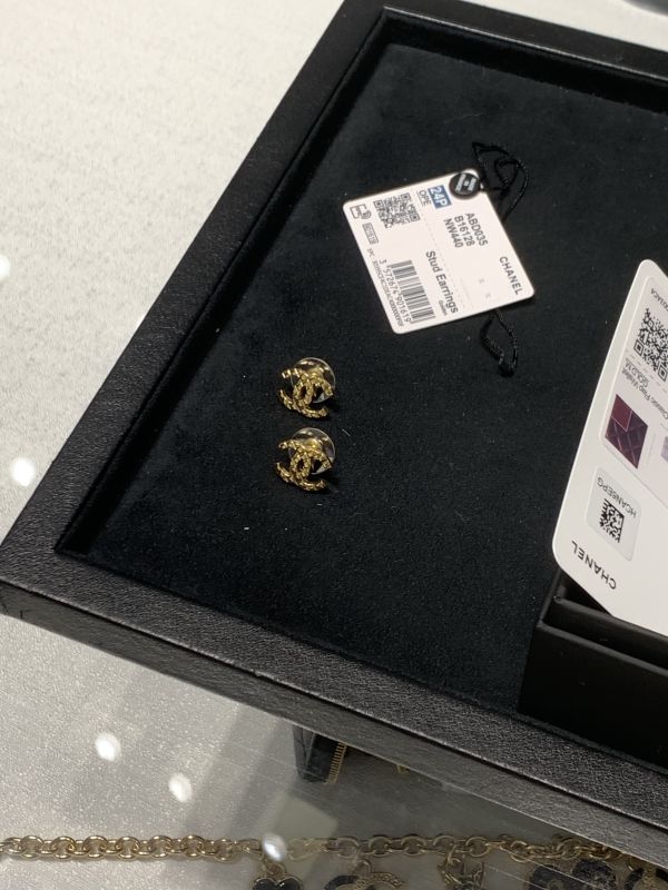 CHANEL 24P 高級感 金色菱格CC 耳針 現貨 buywithada,france,全球代購,歐洲,exquisite,quality goods,posh,fancy,luxurious