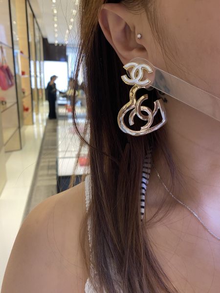 CHANEL 23A 珍珠貝金邊雙c白色耳針 buywithada,france,全球代購,歐洲,exquisite,quality goods,posh,fancy,luxurious