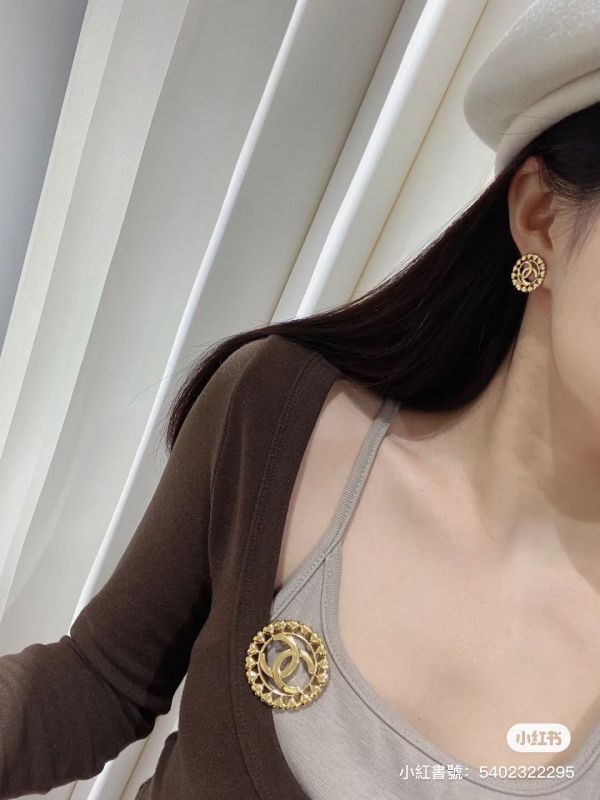 CHANEL 金色愛心logo胸針 現貨甜甜價 buywithada,france,全球代購,歐洲,exquisite,quality goods,posh,fancy,luxurious
