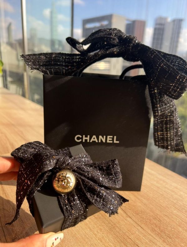 爆款 Chanel 經典cc logo 水鑽 耳釘 銀色現貨 buywithada,france,全球代購,歐洲,exquisite,quality goods,posh,fancy,luxurious
