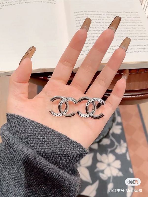 CHANEL 25P 刻白色字母耳夾 buywithada,france,全球代購,歐洲,exquisite,quality goods,posh,fancy,luxurious