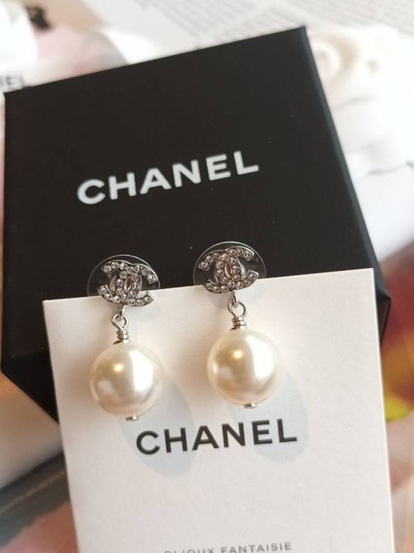 CHANEL 經典款珍珠小 CC LOGO 耳針 buywithada,france,全球代購,歐洲,exquisite,quality goods,posh,fancy,luxurious