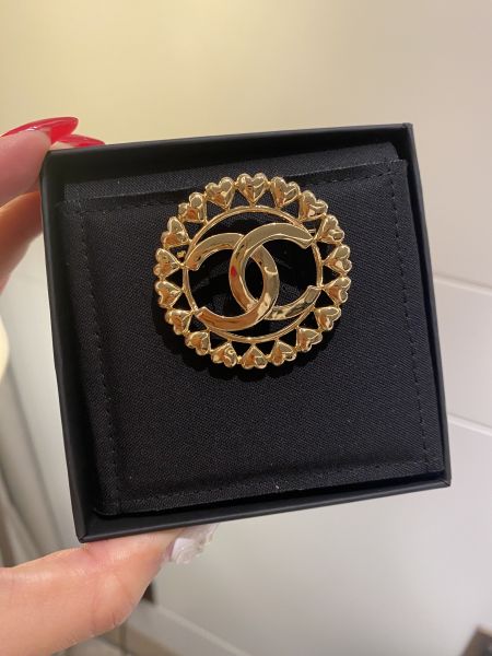 CHANEL 金色愛心logo胸針 現貨甜甜價 buywithada,france,全球代購,歐洲,exquisite,quality goods,posh,fancy,luxurious