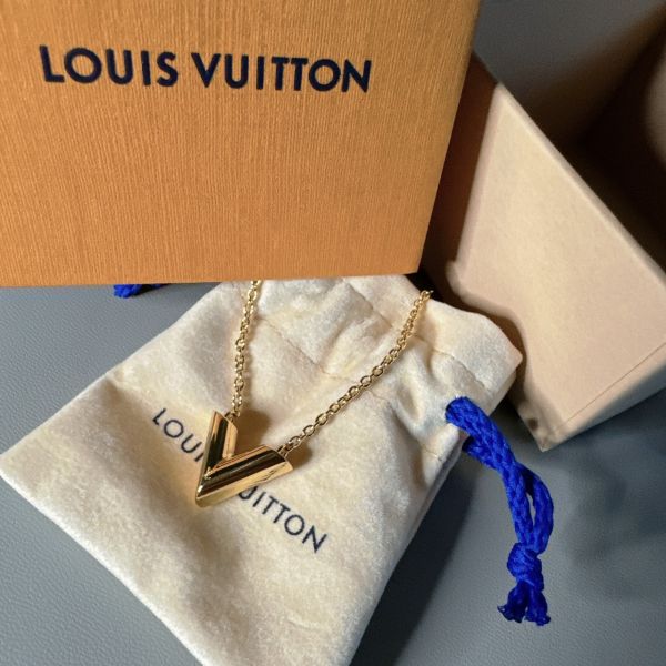 LV 經典 Essential V 項鍊 