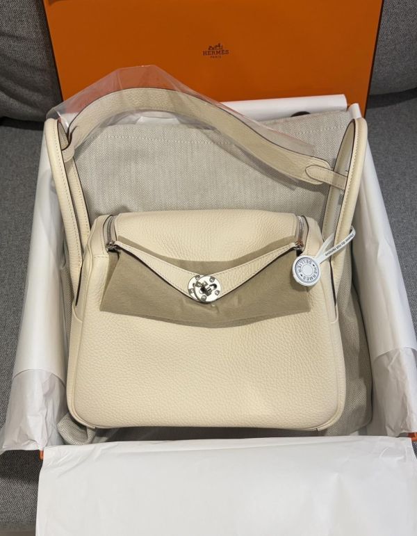 Hermes Lindy 26  奶油白銀釦 台灣現貨 代購,精品,ADA商店,網路商城,預約面交,buywithada,france,全球代購,歐洲,hermes,CHANEL,celine,lv,balenciaga,香奈兒,愛馬仕,路易威登,巴黎世家,VCA,CHROME HEARTS,克羅心,梵克雅寶,勾雅,高雅德,GOYARD