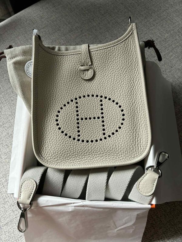 Hermes mini Évelyne 16 奶昔白銀釦 