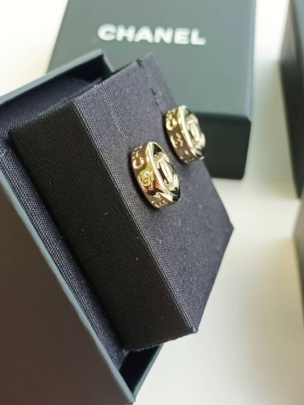 CHANEL 25C 最新款 圓餅鈕扣耳環 淡金/銀 buywithada,france,全球代購,歐洲,exquisite,quality goods,posh,fancy,luxurious