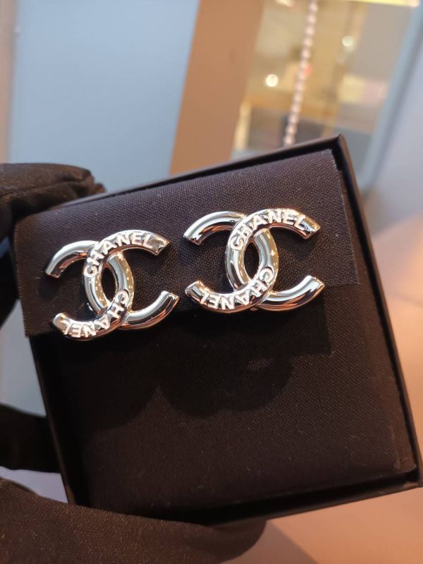 CHANEL 25P 刻白色字母耳夾 buywithada,france,全球代購,歐洲,exquisite,quality goods,posh,fancy,luxurious
