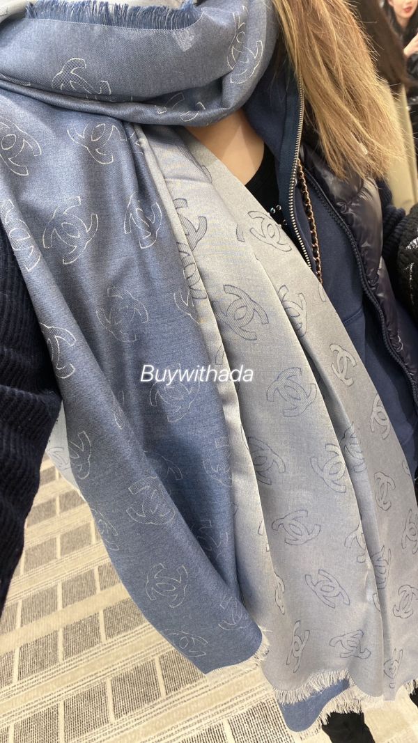 CHANEL 24P 絲質圍巾披肩 雙面用 牛仔色 210*133 cm 藍色/銀色 超美^^ buywithada,france,全球代購,歐洲,exquisite,quality goods,posh,fancy,luxurious
