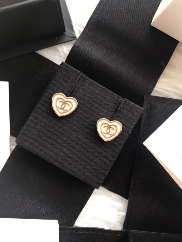CHANEL 24S 白色雙愛心耳環 buywithada,france,全球代購,歐洲,exquisite,quality goods,posh,fancy,luxurious