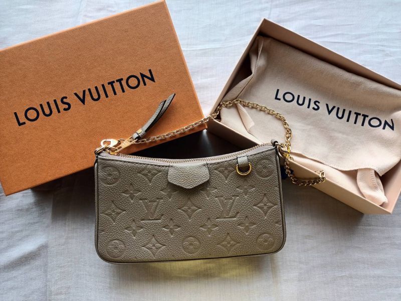 LV Easy Pouch On Strap 米色 肩背手拿包 buywithada,france,全球代購,歐洲,exquisite,quality goods,posh,fancy,luxurious