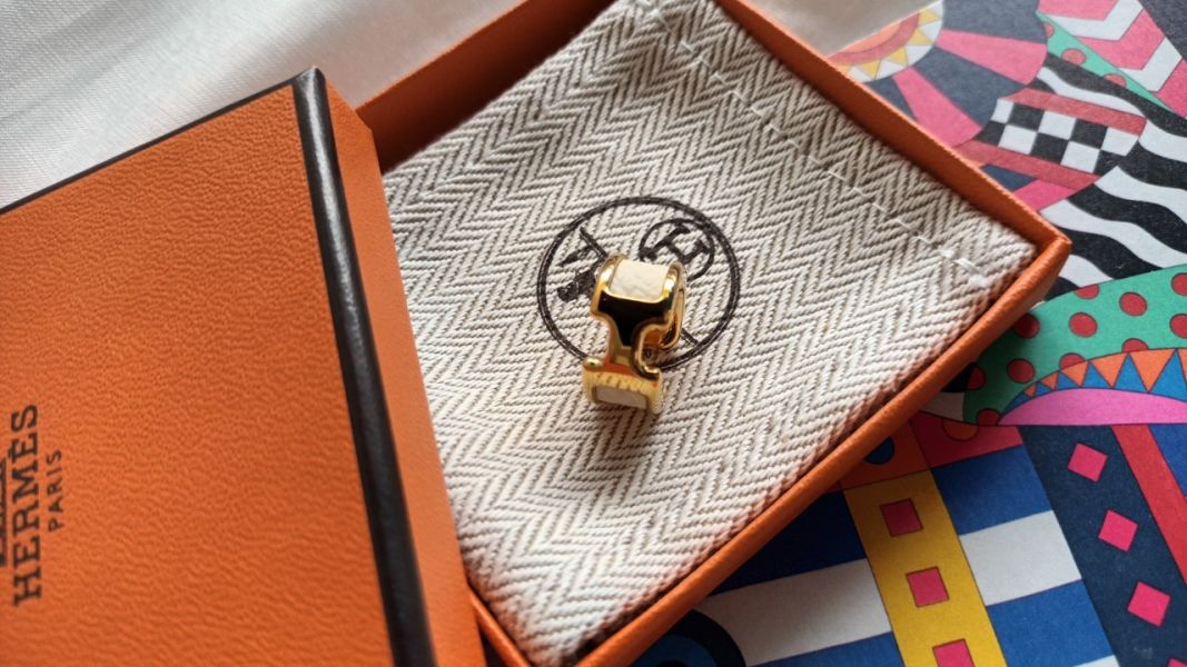 HERMES Olympe 小號S耳骨釦 Nata白色金釦 蜥蜴皮革 buywithada,france,全球代購,歐洲,exquisite,quality goods,posh,fancy,luxurious