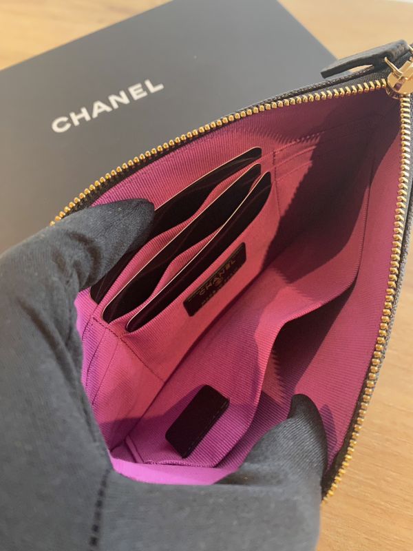 CHANEL 23A 限量金屬LOGO 手拿包 荔枝牛皮 buywithada,france,全球代購,歐洲,exquisite,quality goods,posh,fancy,luxurious