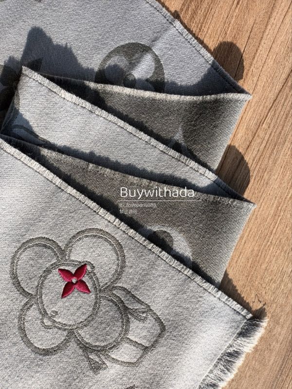 LV vivienne 限量版圍巾灰色有紅字 buywithada,france,全球代購,歐洲,exquisite,quality goods,posh,fancy,luxurious