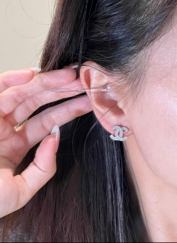 爆款 Chanel 經典cc logo 水鑽 耳釘 銀色現貨 buywithada,france,全球代購,歐洲,exquisite,quality goods,posh,fancy,luxurious