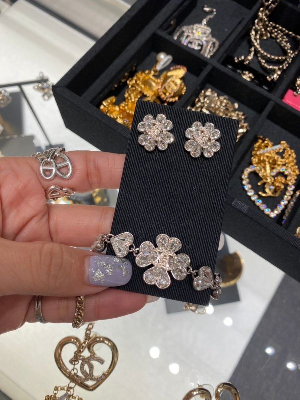 台灣現貨 CHANEL 幸運草 超閃水鑽耳針 buywithada,france,全球代購,歐洲,exquisite,quality goods,posh,fancy,luxurious