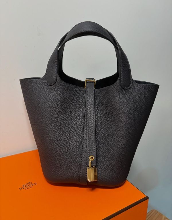 Hermes picotin 18 3y金釦 k 超甜甜 現貨 代購,精品,ADA商店,網路商城,預約面交,buywithada,france,全球代購,歐洲,hermes,CHANEL,celine,lv,balenciaga,香奈兒,愛馬仕,路易威登,巴黎世家,VCA,CHROME HEARTS,克羅心,梵克雅寶,勾雅,高雅德,GOYARD