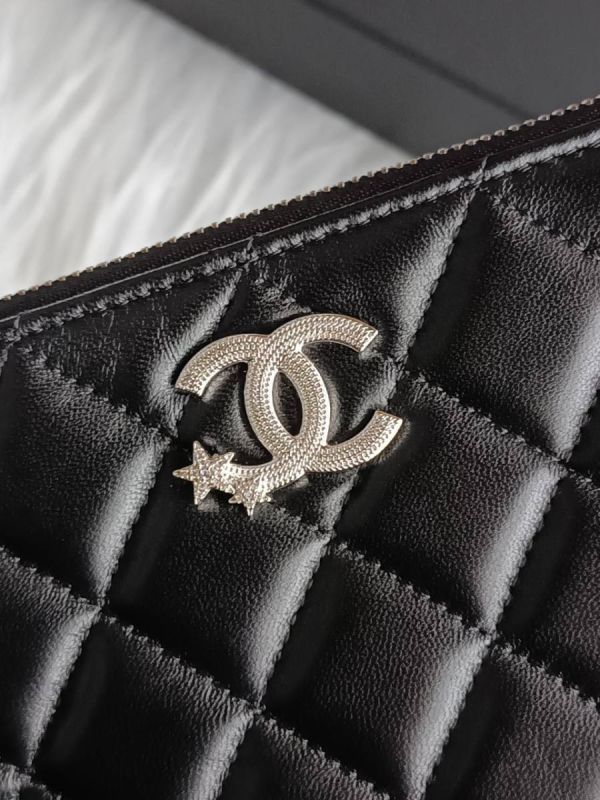 CHANEL 24限量 雙c流星LOGO 一字拉鍊手拿包 中號 黑羊銀釦 buywithada,france,全球代購,歐洲,exquisite,quality goods,posh,fancy,luxurious