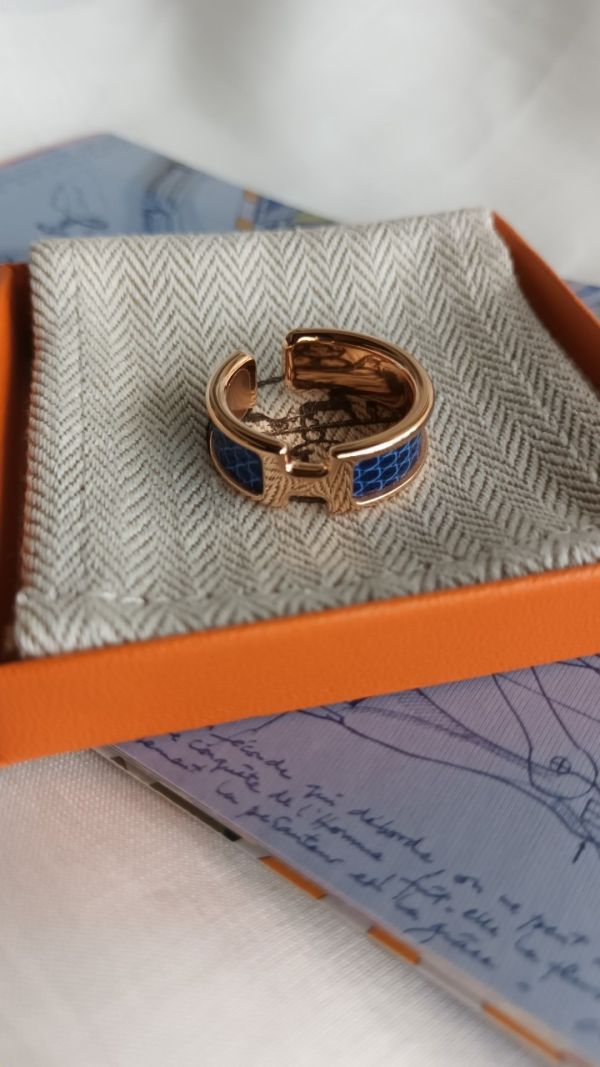 HERMES Olympe 中號耳骨釦 藍色金釦 蜥蜴皮革 buywithada,france,全球代購,歐洲,exquisite,quality goods,posh,fancy,luxurious