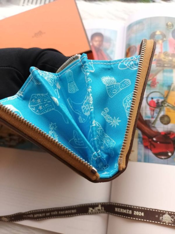 HERMES SILK IN 絲巾短夾 太妃焦糖色 EV皮 內裡淺藍牛仔印花 buywithada,france,全球代購,歐洲,exquisite,quality goods,posh,fancy,luxurious