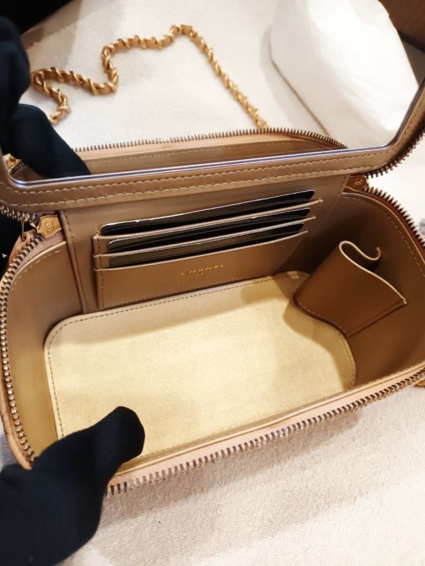 台灣現貨 CHANEL 限量奶茶金球長盒 內有鏡子款 底部CC LOGO buywithada,france,全球代購,歐洲,exquisite,quality goods,posh,fancy,luxurious