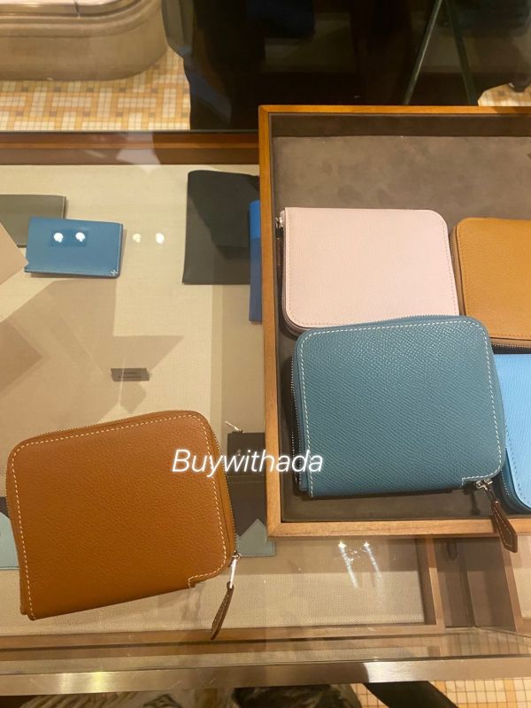 HERMES SILK IN 絲巾短夾 金棕色 內裡自由之城 狗狗 buywithada,france,全球代購,歐洲,exquisite,quality goods,posh,fancy,luxurious