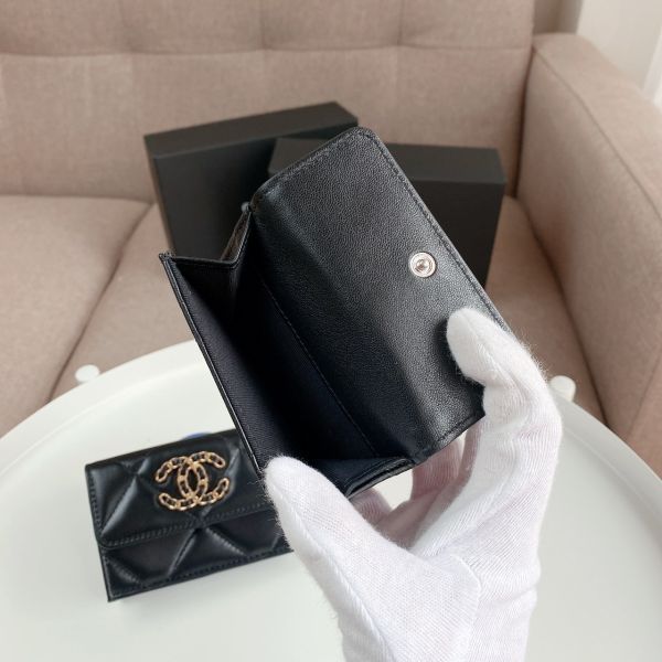 CHANEL 19系列 MINI 三折短夾 黑金內裡桃紅 buywithada,france,全球代購,歐洲,exquisite,quality goods,posh,fancy,luxurious