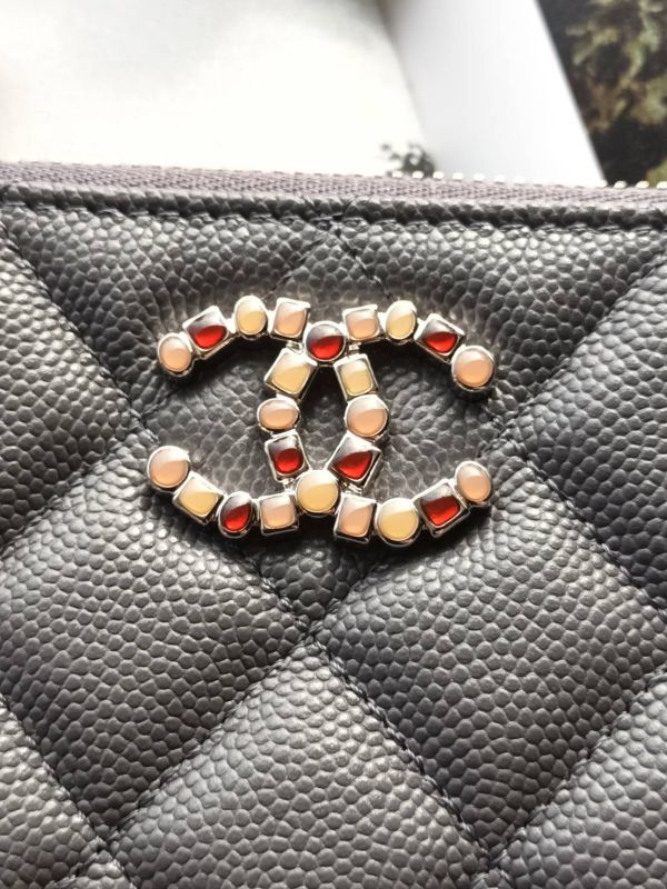 CHANEL 23K 限量琉璃雙C LOGO 高級灰荔枝皮ㄧ字手拿包 buywithada,france,全球代購,歐洲,exquisite,quality goods,posh,fancy,luxurious