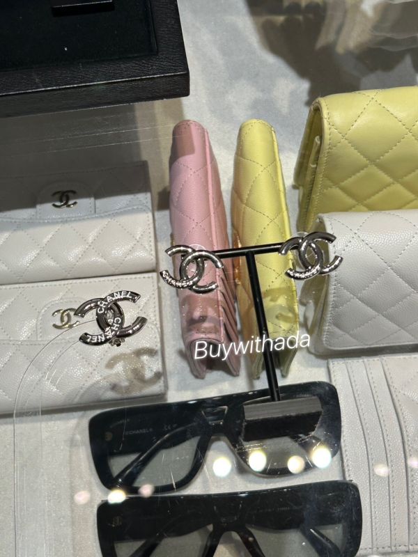 CHANEL 25P 刻白色字母耳夾 buywithada,france,全球代購,歐洲,exquisite,quality goods,posh,fancy,luxurious