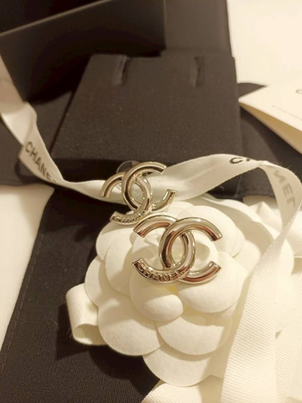 CHANEL 25P 銀色雙c logo 刻字造型耳針 台灣現貨 buywithada,france,全球代購,歐洲,exquisite,quality goods,posh,fancy,luxurious