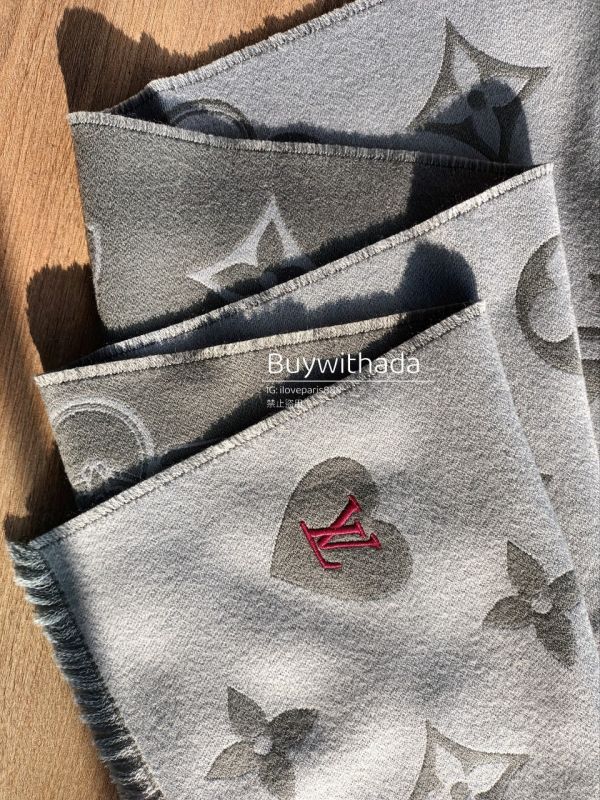 LV vivienne 限量版圍巾灰色有紅字 buywithada,france,全球代購,歐洲,exquisite,quality goods,posh,fancy,luxurious