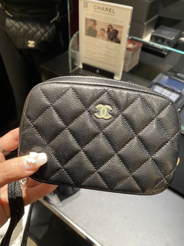 CHANEL 黑荔枝金釦拉鏈化妝包 buywithada,france,全球代購,歐洲,exquisite,quality goods,posh,fancy,luxurious