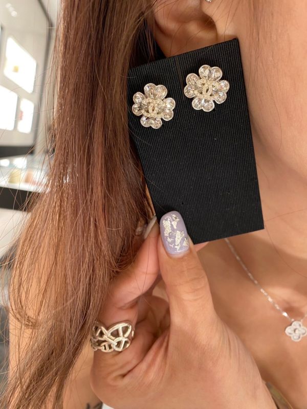 台灣現貨 CHANEL 幸運草 超閃水鑽耳針 buywithada,france,全球代購,歐洲,exquisite,quality goods,posh,fancy,luxurious
