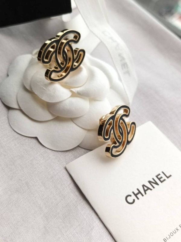 CHANEL 24A 最新款 漫畫黑金鏤空耳夾 buywithada,france,全球代購,歐洲,exquisite,quality goods,posh,fancy,luxurious