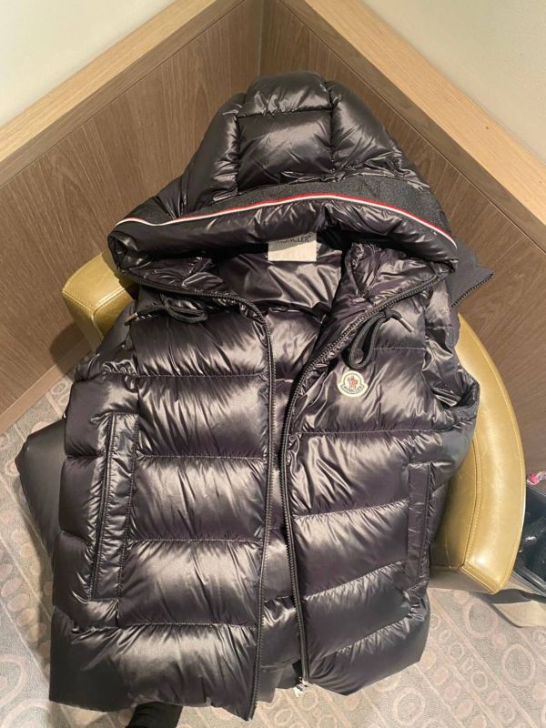 Moncler 23 冬季最新款男生含帽子羽絨背心 size 1&3 女生穿也好看 buywithada,france,全球代購,歐洲,exquisite,quality goods,posh,fancy,luxurious