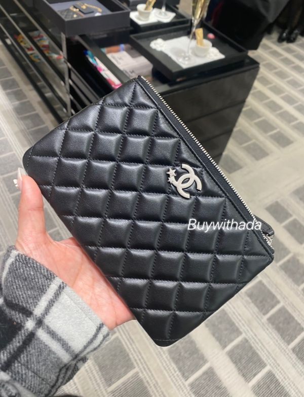 CHANEL 24限量 雙c流星LOGO 一字拉鍊手拿包 中號 黑羊銀釦 buywithada,france,全球代購,歐洲,exquisite,quality goods,posh,fancy,luxurious