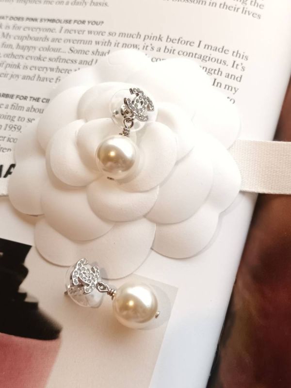 CHANEL 經典款珍珠小 CC LOGO 耳針 buywithada,france,全球代購,歐洲,exquisite,quality goods,posh,fancy,luxurious